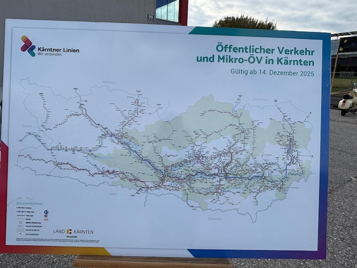 Das neue Bus- und Bahnnetz wird präsentiert.