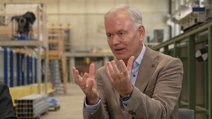 Helmut Habersack im einzigartigen Wasserbaulabor „River Lab“.