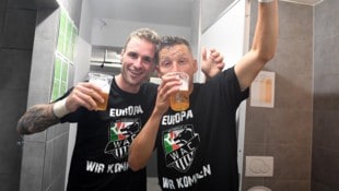 Prost! Auf die alten Zeiten – als Sollbauer (li.) &amp; Wernitznig mit dem WAC 2019 den Einzug ...