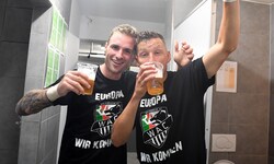 Prost! Auf die alten Zeiten – als Sollbauer (li.) &amp; Wernitznig mit dem WAC 2019 den Einzug ...