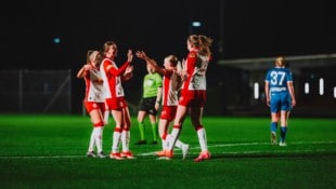 Greta Spinn (2. von links) traf per Kopf zum 2:1.