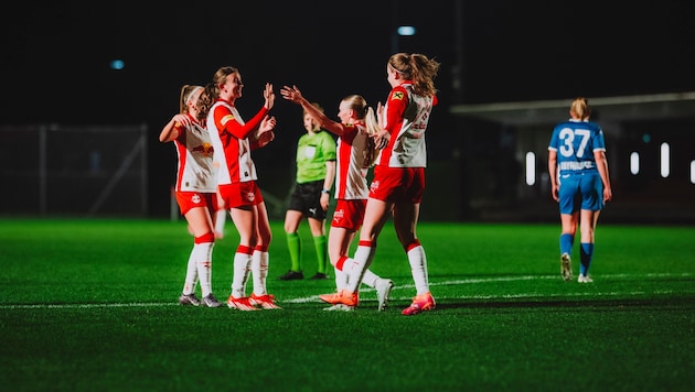 Greta Spinn (2. von links) traf per Kopf zum 2:1.