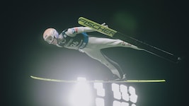 Maximilian Ortner trägt seit heuer das prominente „Manner“-Logo auf dem Helm.