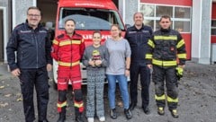 Lebensretterin Sophie (12) mit Mama Bettina, Bär „Konrad“ und dem Kommando der Feuerwehr ...