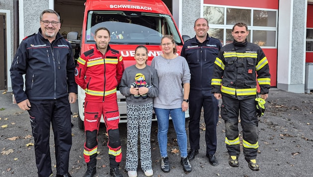 Lebensretterin Sophie (12) mit Mama Bettina, Bär „Konrad“ und dem Kommando der Feuerwehr ...