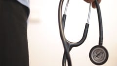 Auch die Ärztekammer spricht sich klar gegen die freiheitliche Geschäftsidee des Taxi-Hausarztes ...