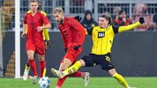 Duell der ÖFB-Legionäre: Konrad Laimer (Bayern) im Zweikampf mit Marcel Sabitzer (BVB)