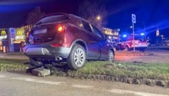 Am Pkw entstand schwerer Schaden – der Lenker musste in die Klinik gebracht werden.