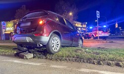 Am Pkw entstand schwerer Schaden – der Lenker musste in die Klinik gebracht werden.