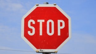 Am Schild endete die Fahrt. (Symbolbild)