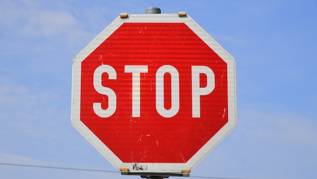 Am Schild endete die Fahrt. (Symbolbild)