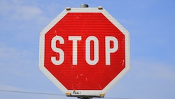 Das Missachten einer Stopptafel war für einen ausgebüxten Sträfling das Ende der Flucht.