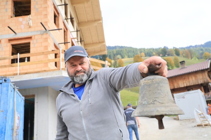 Gottlieb Margreiter with the rescued bell from 1847