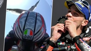 Marco Bezzecchi „küsste“ zunächst eine Möwe, später die Medaille für den Sieg.