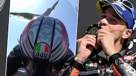 Marco Bezzecchi „küsste“ zunächst eine Möwe, später die Medaille für den Sieg.