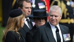 Prinzessin Beatrice und Prinzessin Eugenie mit ihrem Vater Prinz Andrew