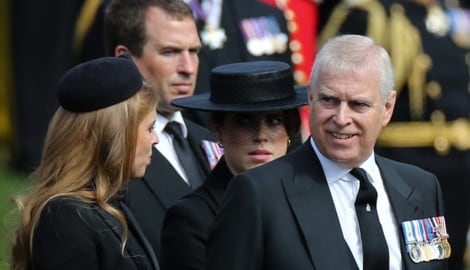 Beatrice und Eugenie sollen trotz neuer Enthüllungen zu ihren Eltern halten.