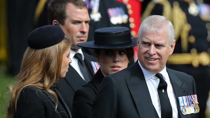 Beatrice und Eugenie, hier mit ihrem Vater Andrew, sollen „am Boden zerstört“ sein über die ...