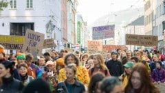 „Wohnst du noch oder überlebst du schon?“ – so lautete ein Spruch auf den Demo-Plakaten.