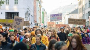 „Wohnst du noch oder überlebst du schon?“ – so lautete ein Spruch auf den Demo-Plakaten.