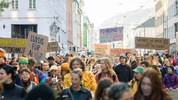 „Wohnst du noch oder überlebst du schon?“ – so lautete ein Spruch auf den Demo-Plakaten.