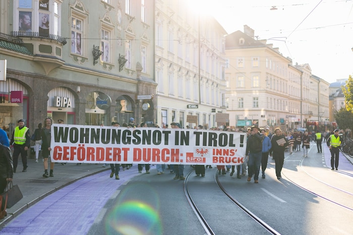 Nach den Reden zogen die Demonstranten durch die Innsbrucker Innenstadt.