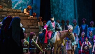 Besuch in der Oper von Baku, wo deren Direktor Yusif Eyvazov in der Oper „Koroghlu“ von Uzeyir ...