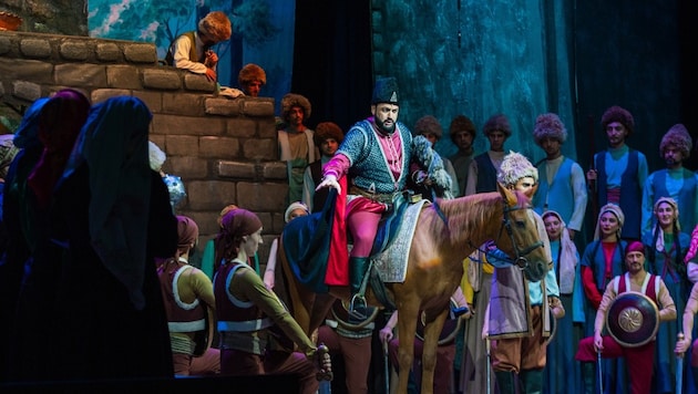Besuch in der Oper von Baku, wo deren Direktor Yusif Eyvazov in der Oper „Koroghlu“ von Uzeyir ...