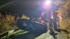 Mithilfe eines Krans wurde der Pkw wieder auf die Räder gestellt.