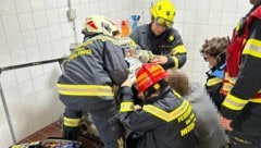 Die Feuerwehr zerlegte den Trockner, um Platz für die Rettung zu schaffen.