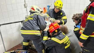 Die Feuerwehr zerlegte den Trockner, um Platz für die Rettung zu schaffen.