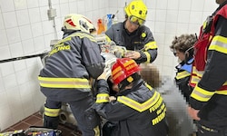Die Feuerwehr zerlegte den Trockner, um Platz für die Rettung zu schaffen.