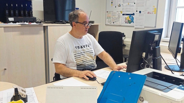 René Treber ist zurück am Arbeitsplatz als Fahrdienstleiter-Stellvertreter bei der Polizei. ...
