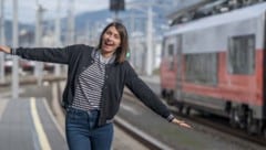 In der Karenz begann Chrissi Buchmasser mit dem Kabarett. Ihr vierjähriger Sohn liebt Züge – und ...