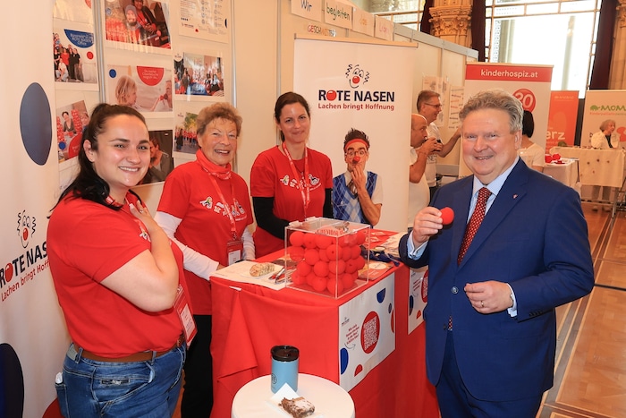 Auch Bürgermeister Michael Ludwig (SPÖ) besuchte die Freiwilligenmesse im Rathaus. Dabei betonte ...