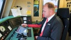 Zwei Welten treffen in der Lok aufeinander – das Fahrzeug aus den 80er Jahren und ein Tablet.