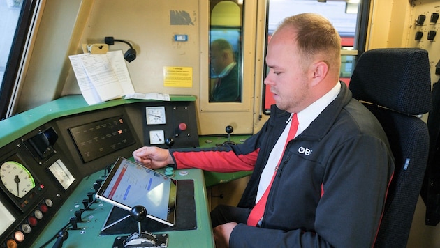 Zwei Welten treffen in der Lok aufeinander – das Fahrzeug aus den 80er Jahren und ein Tablet.