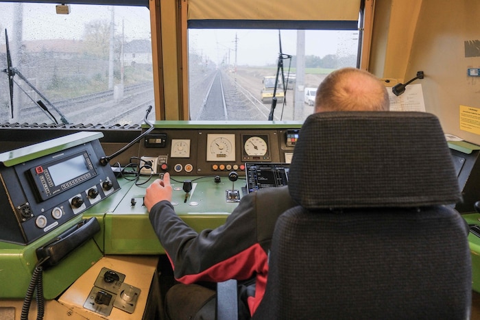 Konzentration ist gefragt, wenn man mit dem Zug fährt.