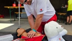 30 Mal Herzdruckmassage und zweimal Beatmen – das halten die Retter zwischen zwei und fünf ...