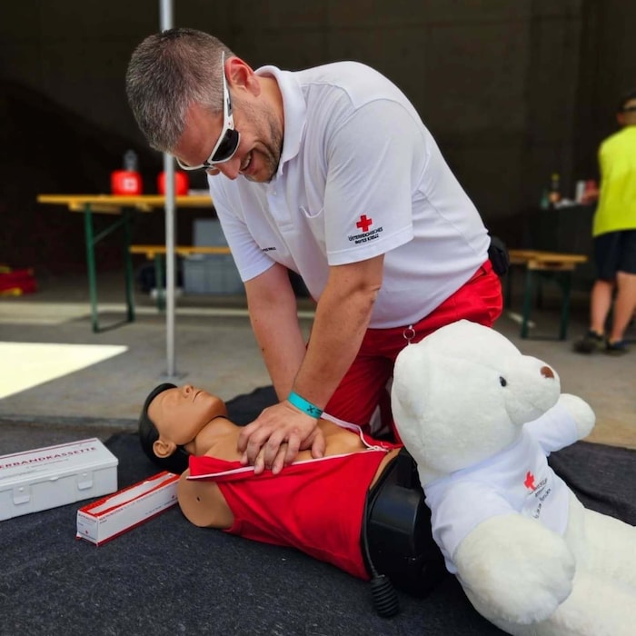 30 Mal Herzdruckmassage und zweimal Beatmen – das halten die Retter zwischen zwei und fünf ...