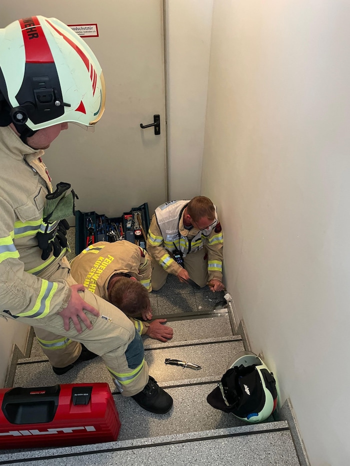 Die tierlieben Feuerwehrmänner öffneten mit schwerem Gerät, aber äußerst behutsam, die Wand.