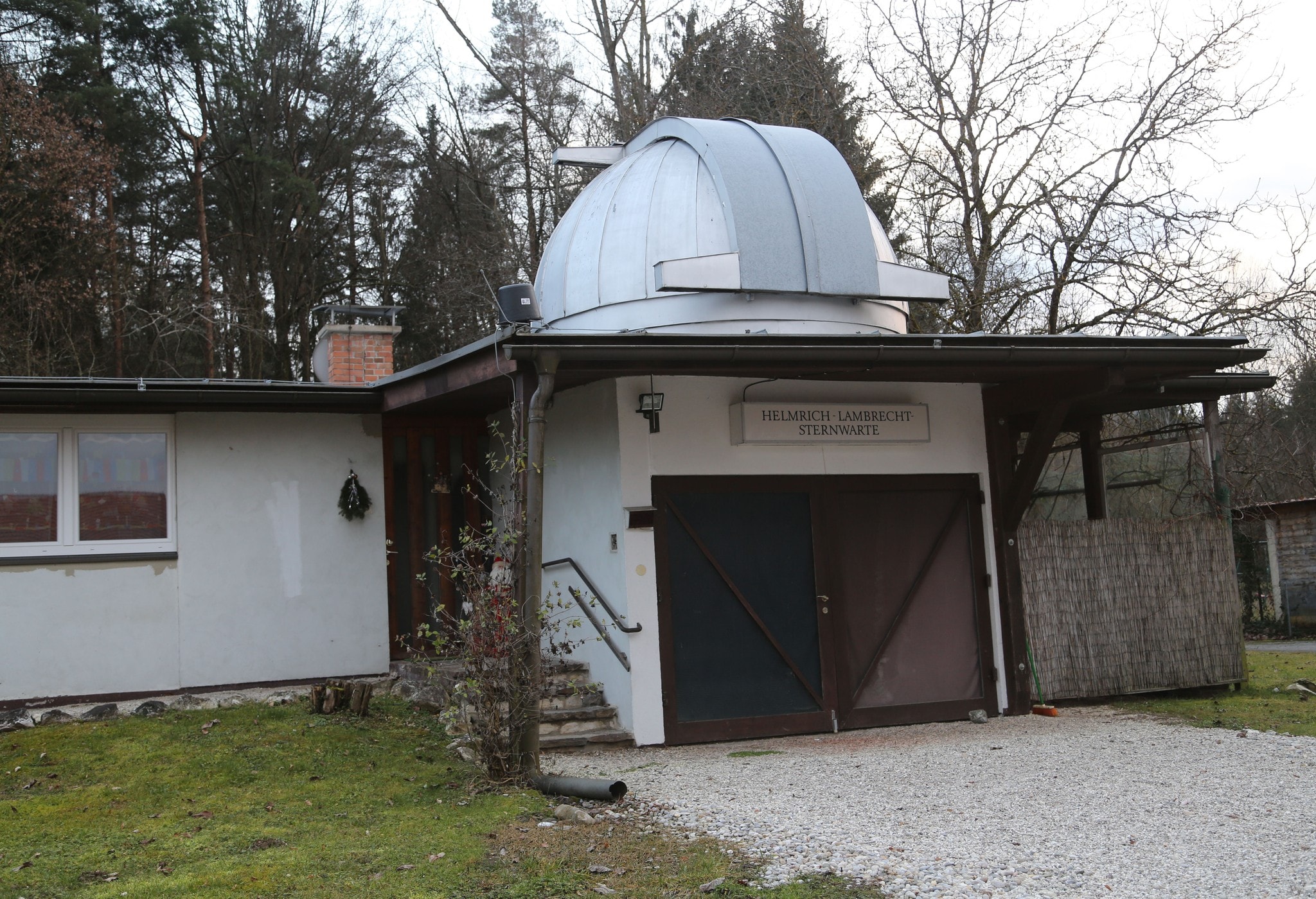 Von der Sternwarte in St. Kanzian (Bild) kommt Christian Zechner mit Teleskop auf den ...