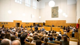 Im Schwurgerichtssaal gab es eine fiktive Verhandlung, bei der die Zuhörer mitdiskutieren ...