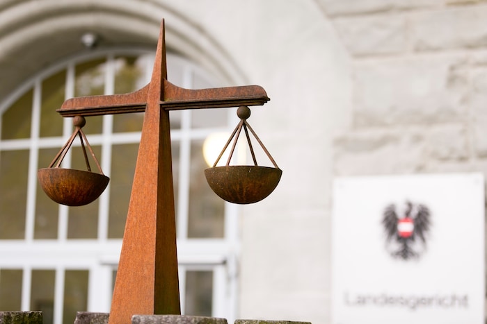 Justitias Waagschalen symbolisieren das sorgfältige Abwägen von Argumenten und Beweisen, um ein ...