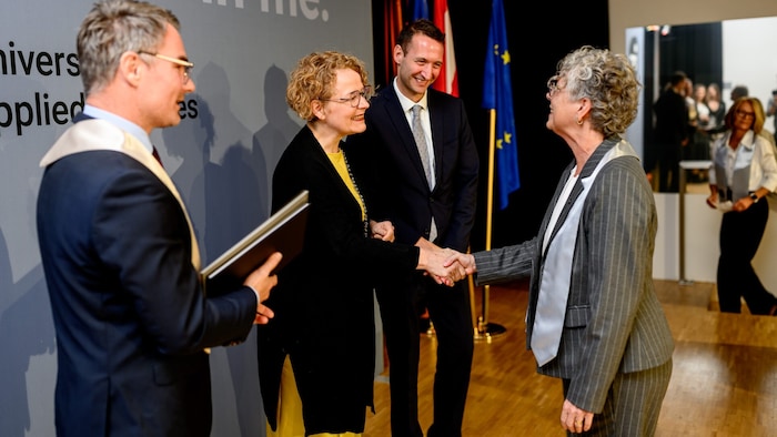 Weiterbildung ist keine Frage des Alters: Landesrätin Teschl-Hofmeister (Mi.) bei der Verleihung ...