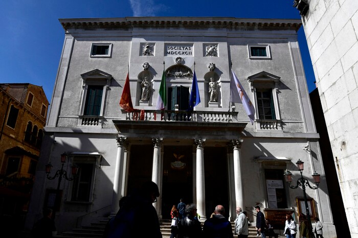 Venezi wurde zur Musikdirektorin von Venedigs Teatro La Fenice ernannt – obwohl sie noch nie ein ...