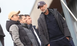 Hansi Eder, Bernhard Seonbuchner und Zsolt Löw im Gespräch mit Jürgen Klopp (v. li.).