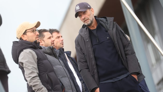 Hansi Eder, Bernhard Seonbuchner und Zsolt Löw im Gespräch mit Jürgen Klopp (v. li.).