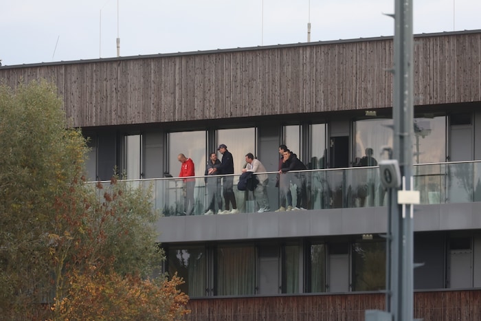 Klopp (3. v. li.) verfolgte das Spiel vom Akademie-Balkon aus.