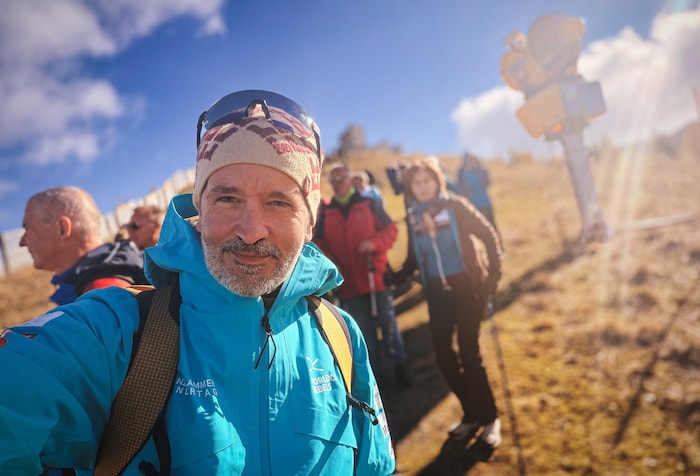 Hannes Wallner von der „Bergkrone“ mit Wanderfreunden unterwegs.
